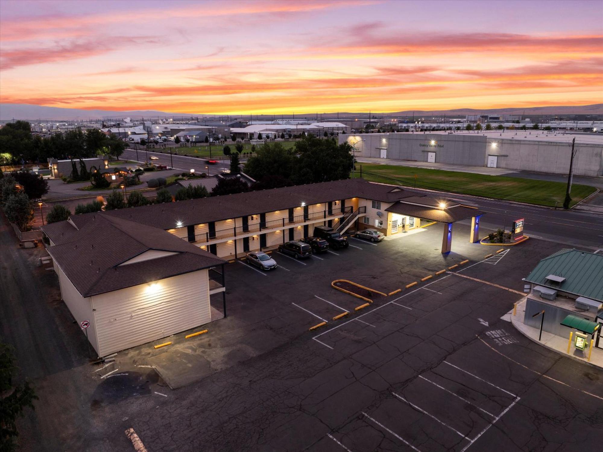Quincy Inn And Suites 外观 照片